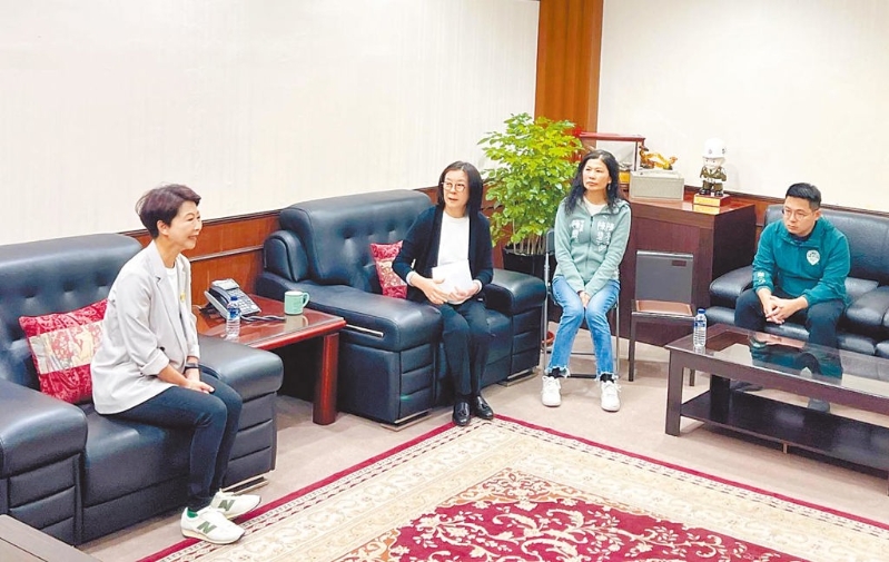 民進(jìn)黨臺(tái)南市長(zhǎng)初選民調(diào)勝出的“立委”陳亭妃（左一），20日拜會(huì)挺憲派的臺(tái)南市議長(zhǎng)邱莉莉（左二）尋求“大和解”。