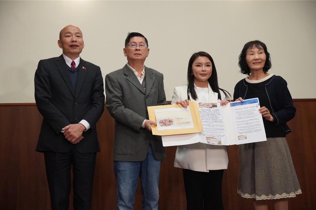 韓國瑜與張嘉郡20日接見滯留阿布達(dá)比返臺的云林陳姓夫婦 韓國瑜與張嘉郡20日接見滯留阿布達(dá)比返臺的云林陳姓夫婦