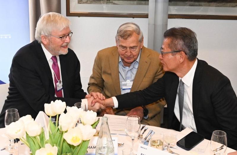 陳茂波（右）在“2026達(dá)沃斯?財(cái)新CEO午餐會(huì)”上與澳洲駐美大使陸克文（左）交談。