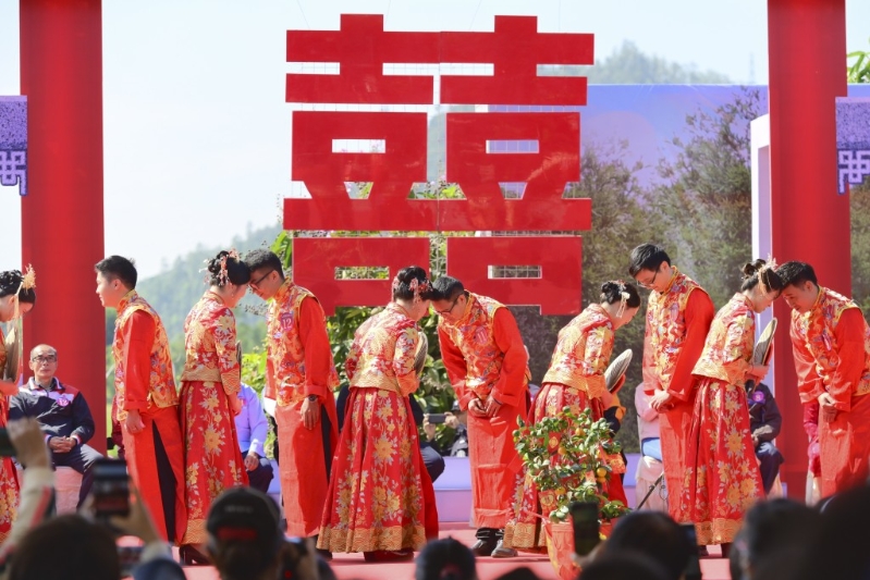 內(nèi)地“贅婿市場”的興起，有意“入贅”者，不乏碩士及博士學歷、年薪百萬的高材生。