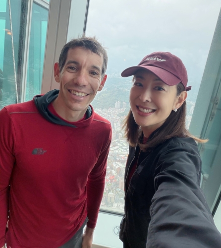 霍諾德（左）與賈永婕合照。