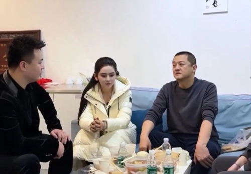 徐楠楠（中）與李亞鵬（右）見面。