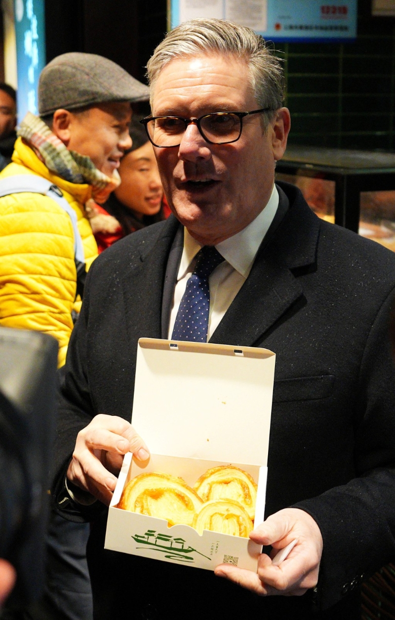 斯塔默在上海豫園買了一盒蝴蝶酥。