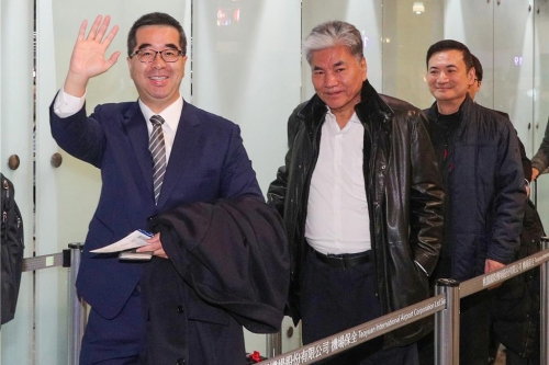 中國(guó)國(guó)民黨副主席蕭旭岑偕同國(guó)政基金會(huì)副董事長(zhǎng)李鴻源（中）率團(tuán)前往北京，參加兩岸交流合作前瞻論壇。 訪(fǎng)問(wèn)團(tuán)2日清晨搭乘華航CI511班機(jī)出發(fā)，蕭旭岑在桃機(jī)受訪(fǎng)時(shí)表示，此行聚焦專(zhuān)業(yè)領(lǐng)域，以及扮演兩岸和平的締造者。