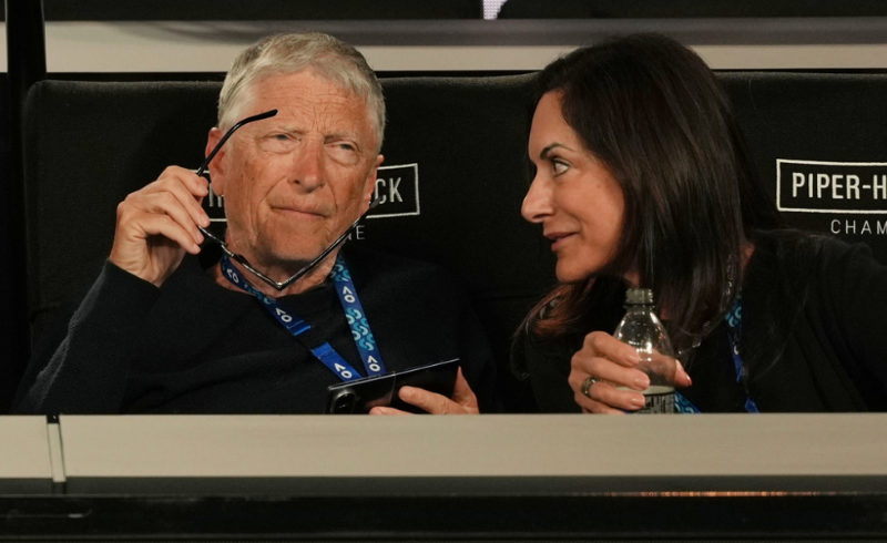 蓋茨（左）否認(rèn)指控。