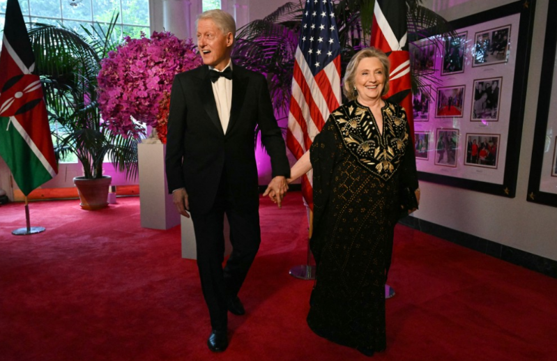 克林頓（左）過(guò)去20多年曾與愛(ài)潑斯坦多次來(lái)往