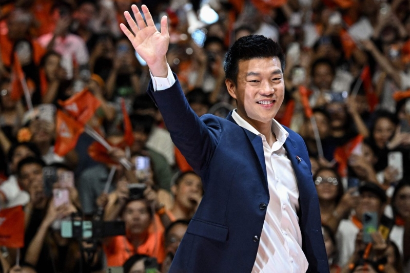 民調(diào)支持度最高的人民黨，第一順位總理候選人納塔蓬大受支持者歡迎。