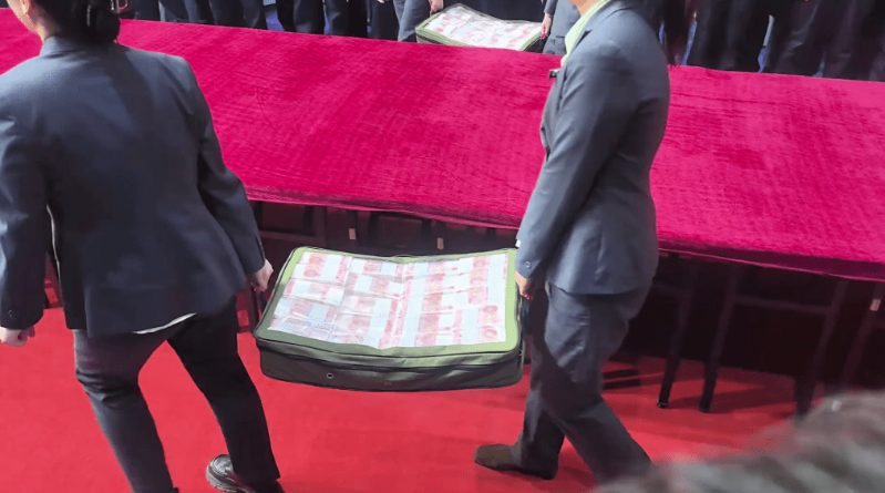 工作人員將現(xiàn)金運(yùn)至現(xiàn)場(chǎng)。