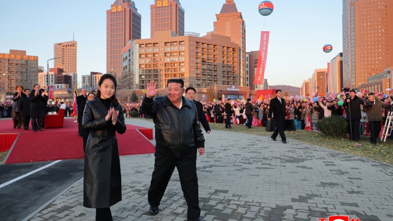 金正恩攜女兒金主愛出席平壤和盛地區(qū)“晨星大街”竣工儀式。