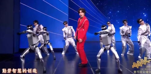 魔法原子的人形機器人率先登場，為言承旭等人歌曲同臺伴舞。