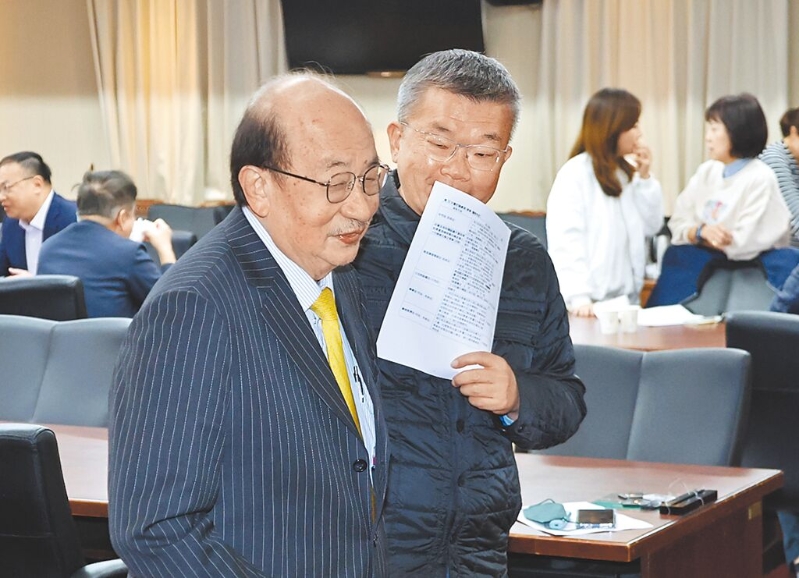 蔡其昌（右）、柯建銘（左）。