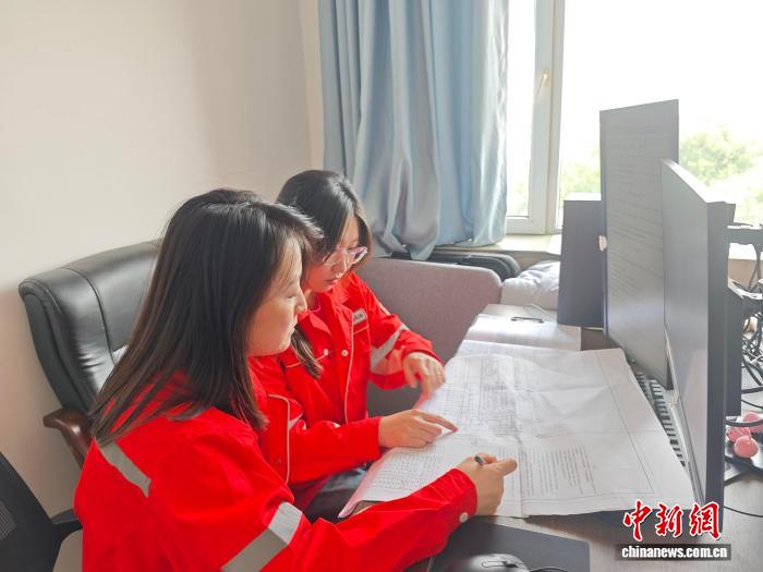 大慶油田采油五廠工藝研究所的技術(shù)人員在研究技術(shù)方案 大慶油田采油五廠工藝研究所的技術(shù)人員在研究技術(shù)方案