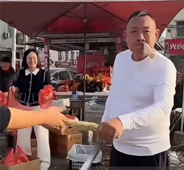 于東來宣布退休后現(xiàn)身老家街頭 邊吃邊叫賣甘蔗