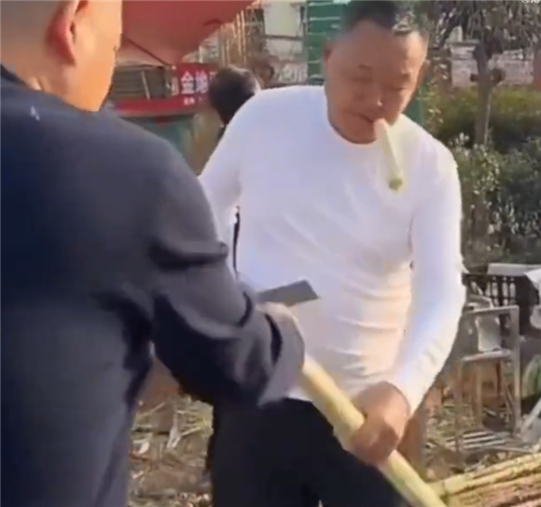 于東來宣布退休后現(xiàn)身老家街頭 邊吃邊叫賣甘蔗