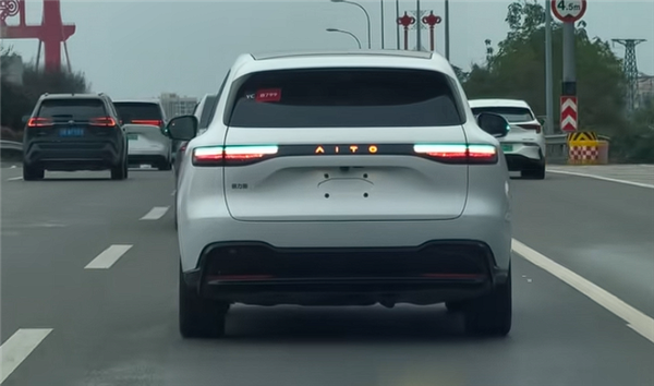 鴻蒙智行開(kāi)年爆款 問(wèn)界M6七種配色全公開(kāi)：名字有意思