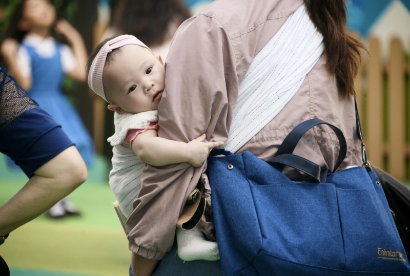 以一個育有兩名子女、不與父母同住的小康之家為例，調(diào)整免稅額后，一年可節(jié)省約1萬元稅款。