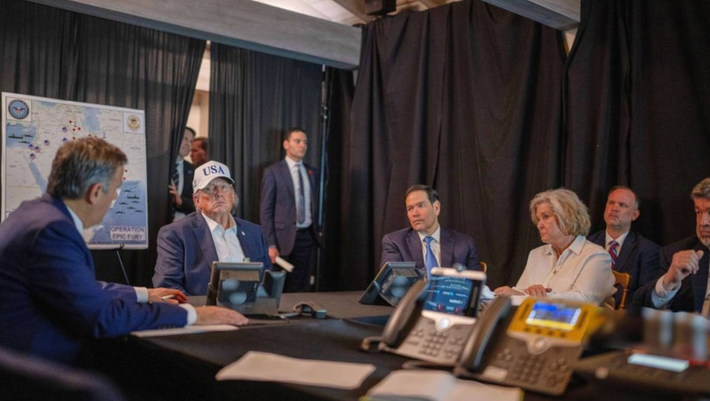 美國總統(tǒng)特朗普(左二)在戰(zhàn)情室聽取高級(jí)官員的作戰(zhàn)匯報(bào) 美國總統(tǒng)特朗普(左二)在戰(zhàn)情室聽取高級(jí)官員的作戰(zhàn)匯報(bào)