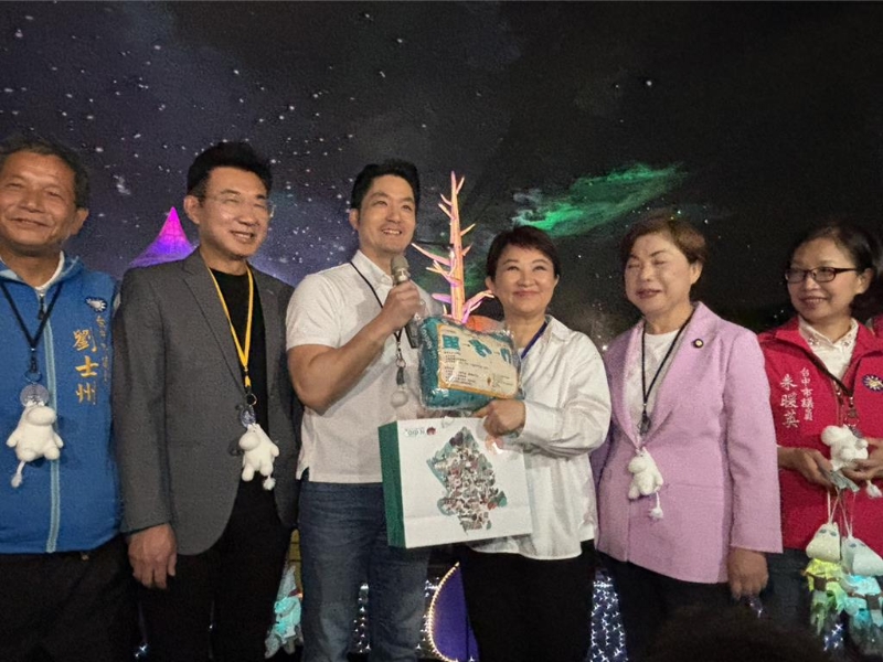 蔣萬(wàn)安2日受邀前往臺(tái)中參觀(guān)“中臺(tái)灣元宵燈會(huì)”，與臺(tái)中市長(zhǎng)盧秀燕合體